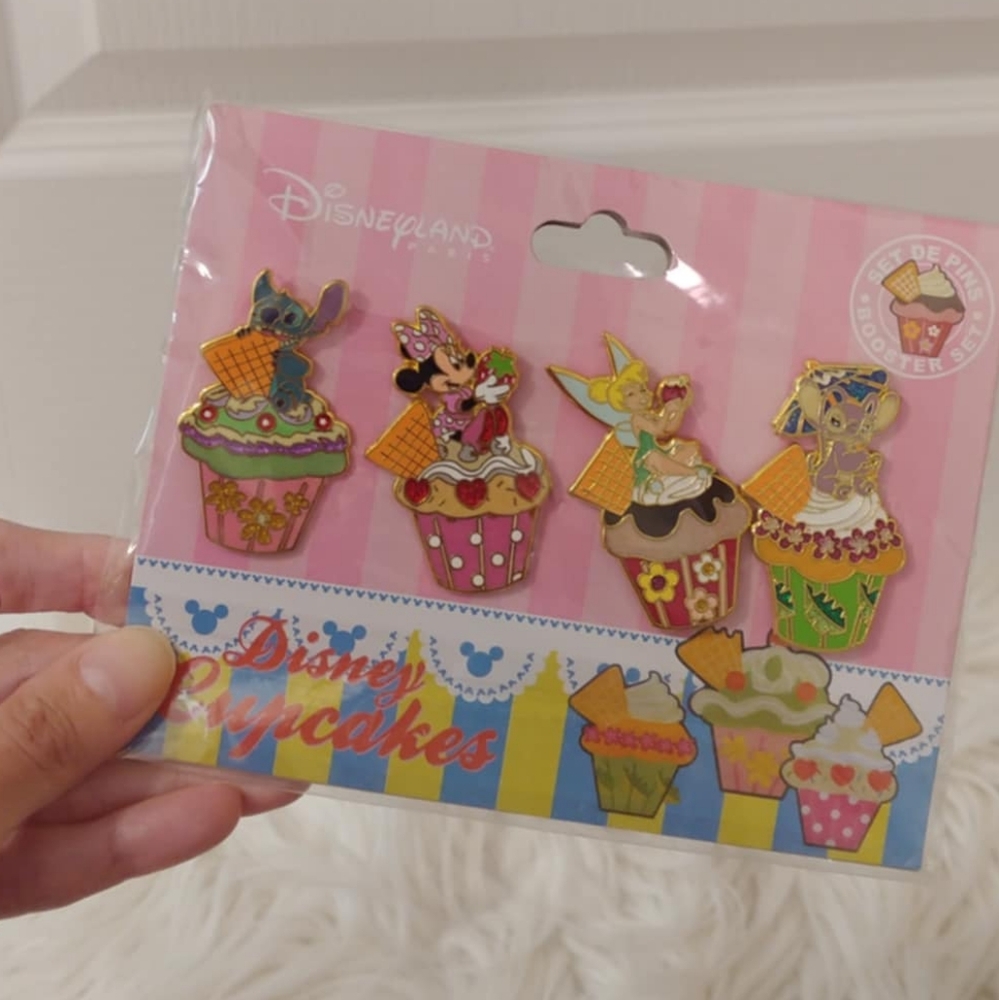 🧁FIRM! NWT DISNEY PARKS DISNEYLAND PARIS DISNEY CUPCAKES BOOSTER PIN SET